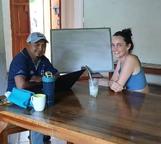 Visitors practicing Spanish during a lesson in Los Ramos